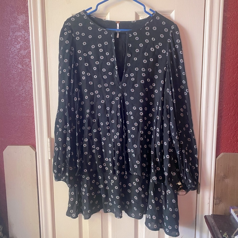 Free People Beck dress black/floral size Small. Long sleeve front keyhole.